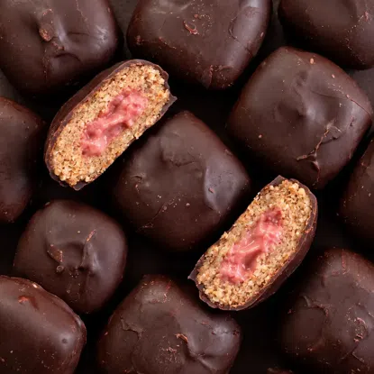 BITES Truskawkowe nadziewane mini batoniki w gorzkiej czekoladzie BIO (2x19 g)
